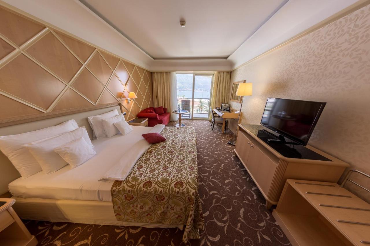 Splendid Conference & Spa Resort Budva Exterior photo A room at the hotel